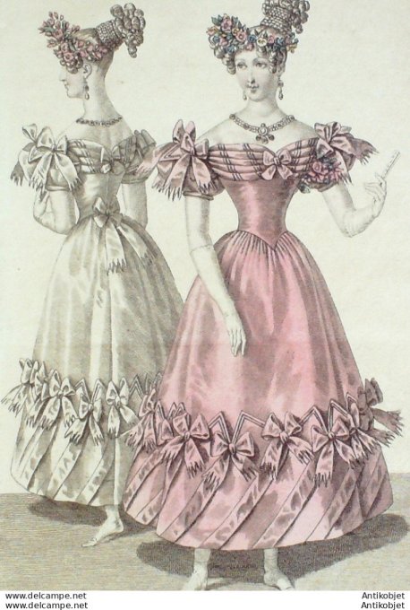 Gravure de mode Costume Parisien 1828 n°2589 Robe à corsage de satin