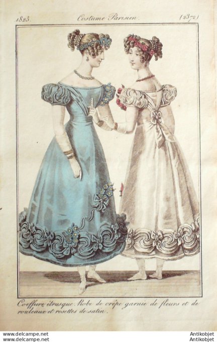 Gravure de mode Costume Parisien 1825 n°2372 Robe crêpe garnie de fleurs rosettes