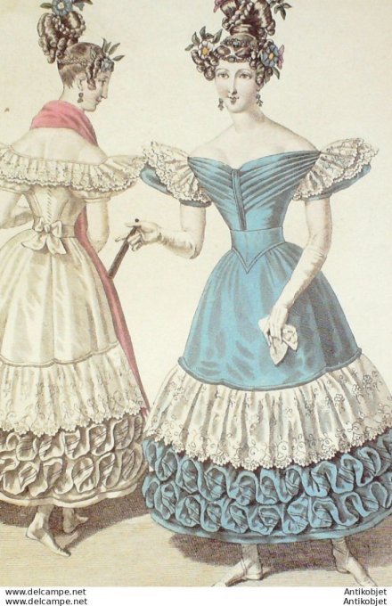 Gravure de mode Costume Parisien 1828 n°2658 Tunique de crêpe dessous de satin