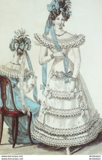 Costume Parisien 1827 # 2496 Robe de crêpe lisse garnie