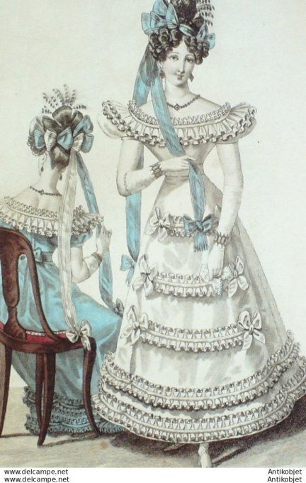 Gravure de mode Costume Parisien 1827 n°2496 Robe de crêpe lisse garnie