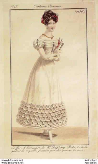 Gravure de mode Costume Parisien 1823 n°2136 Robe tulle garnie de coquilles