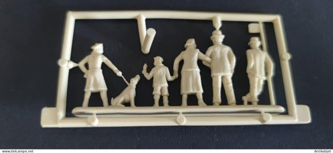 Camion DG10 DG12 1/43 + 5 personnages Days Gone Lledo England