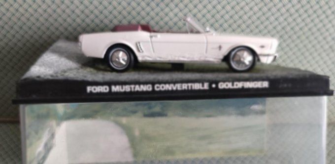 Ford Mustang convertible - Goldfinger James Bond 007